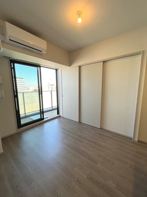 こちらはウォークインクローゼットが付いた４帖のベッドルームです。※写真は同タイプ住戸です。