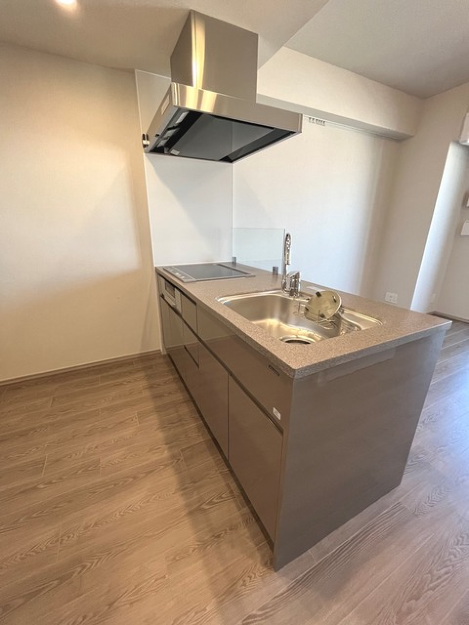 ３口コンロが導入されている対面式キッチンです。※写真は同タイプ住戸です。