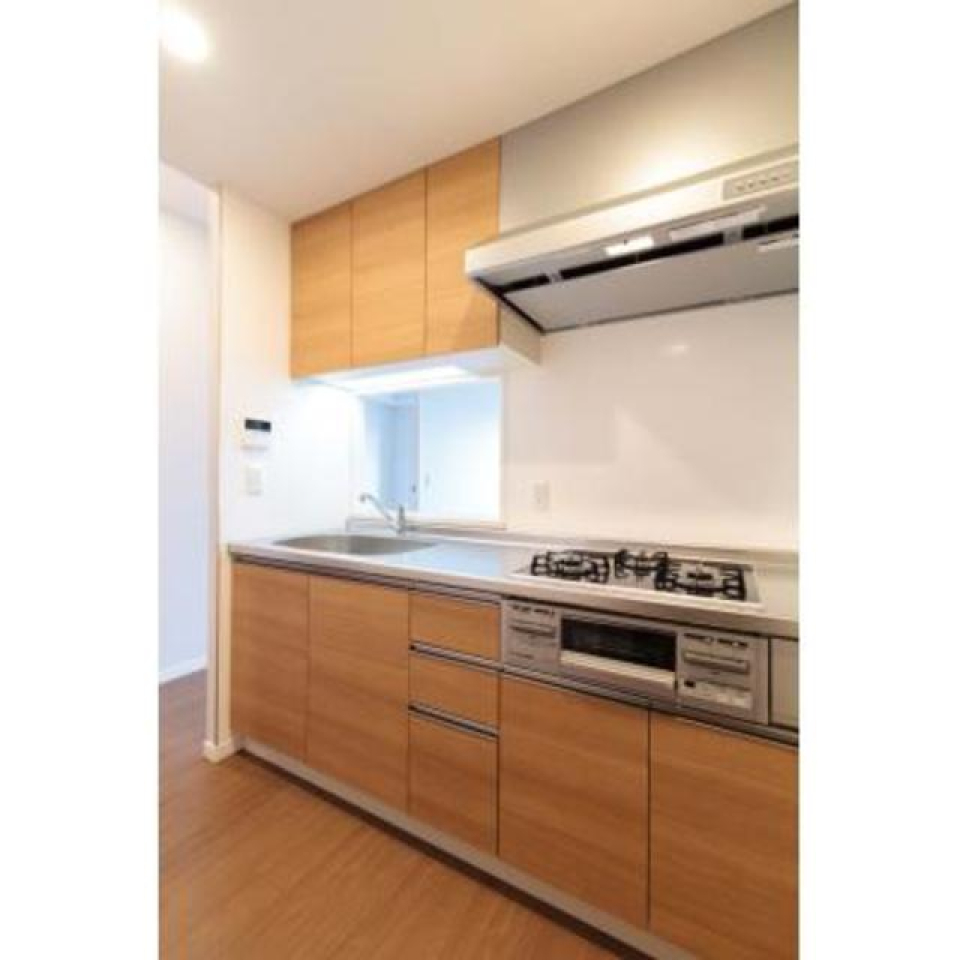 キッチンはウッド調※写真は同タイプ住戸です。