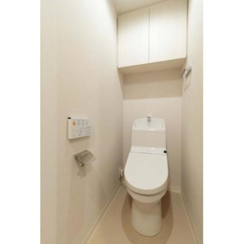 トイレは収納付き※写真は同タイプ住戸です。