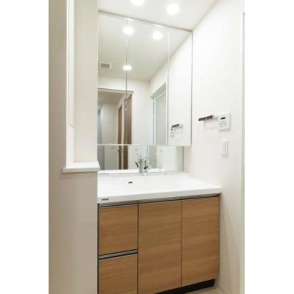 洗面台は三面鏡タイプ※写真は同タイプ住戸です。