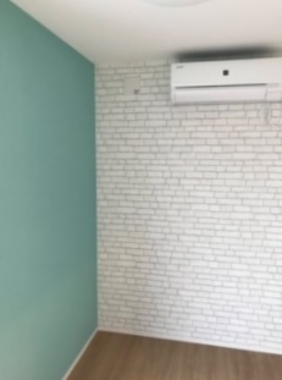 ティファニーブルーのような壁紙。