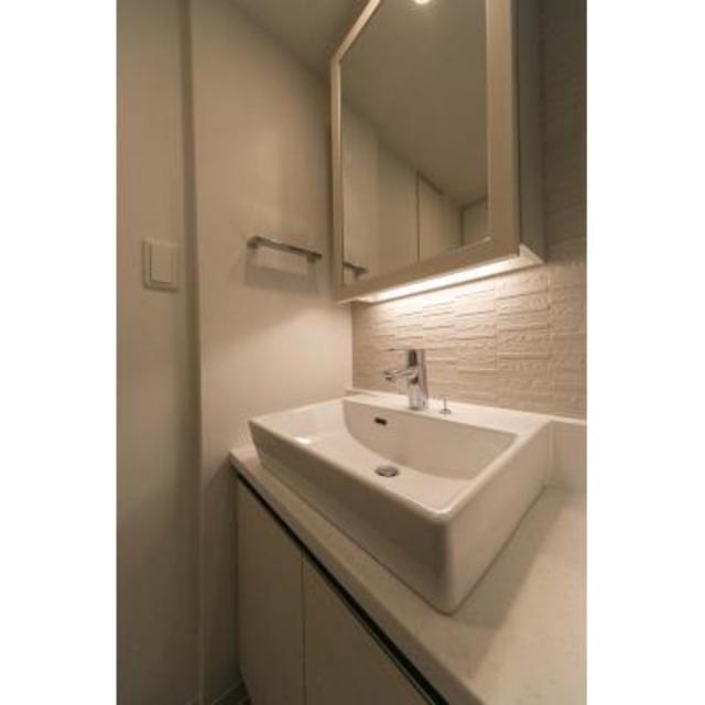 照明が手元を明るく照らしてくれいます。※写真は同タイプ住戸です。