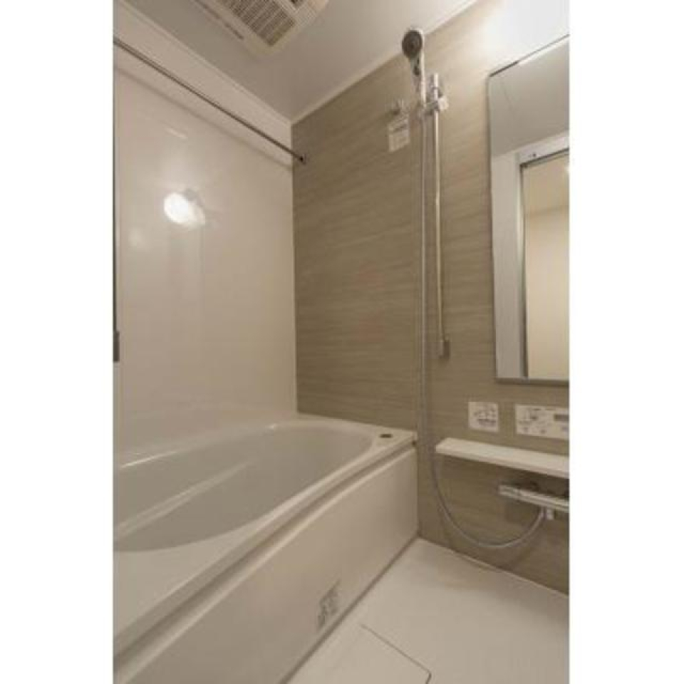 ナチュラルなパネルの浴室。※写真は同タイプ住戸です。