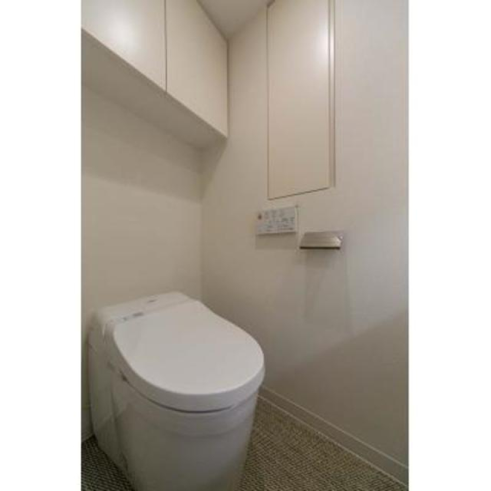 棚があるので掃除用具など整理整頓しやすそうですね。※写真は同タイプ住戸です。