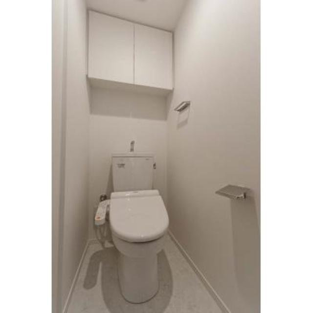 棚があるので掃除用具など整理整頓しやすそうですね。※写真は同タイプ住戸です。