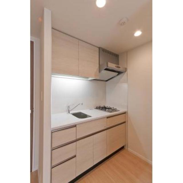 ２口コンロのゆとりのあるシステムキッチンです。収納も豊富です。※写真は同タイプ住戸です。