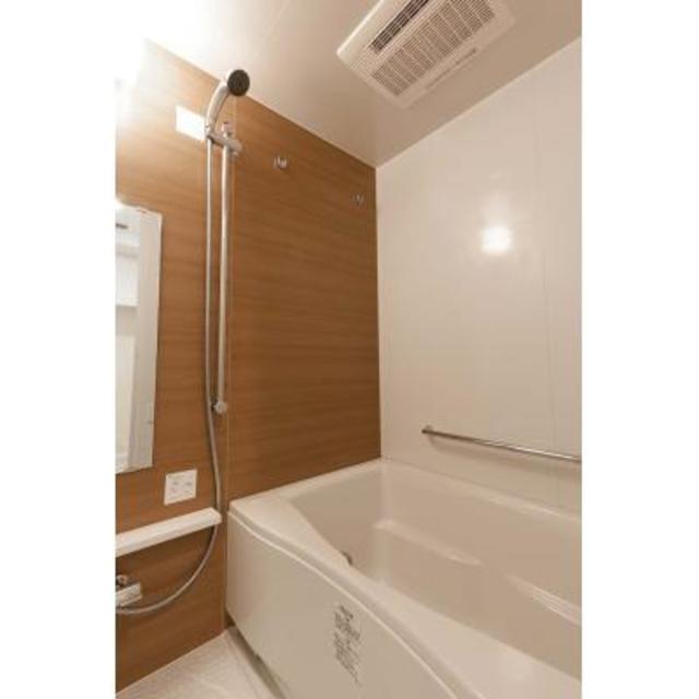 ナチュラルな木目調のパネルの浴室。※写真は同タイプ住戸です。