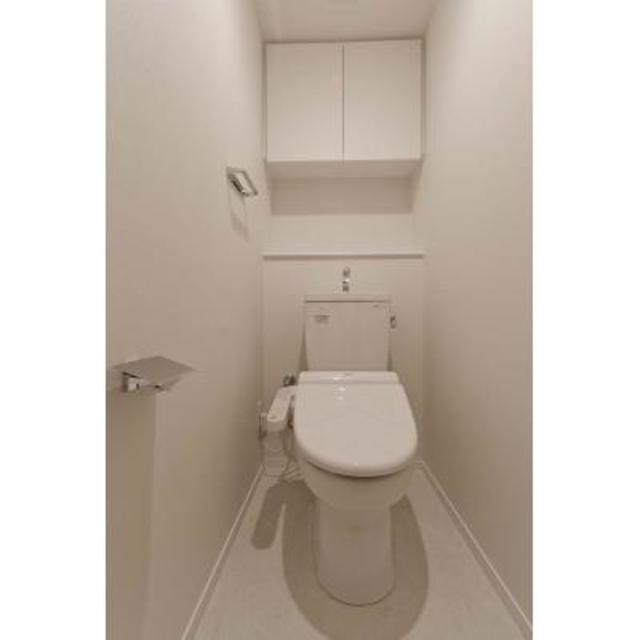 棚があるので掃除用具など整理整頓しやすそうですね。※写真は同タイプ住戸です。