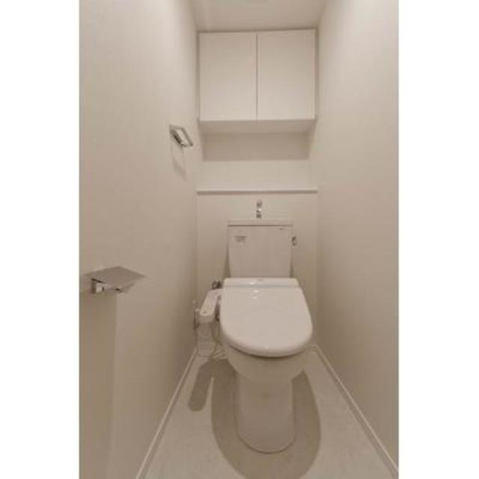 棚があるので掃除用具など整理整頓しやすそうですね。※写真は同タイプ住戸です。