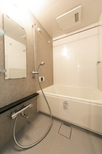 グレーのウォールで落ち着いた空間になっています。※写真は同タイプ住戸です。