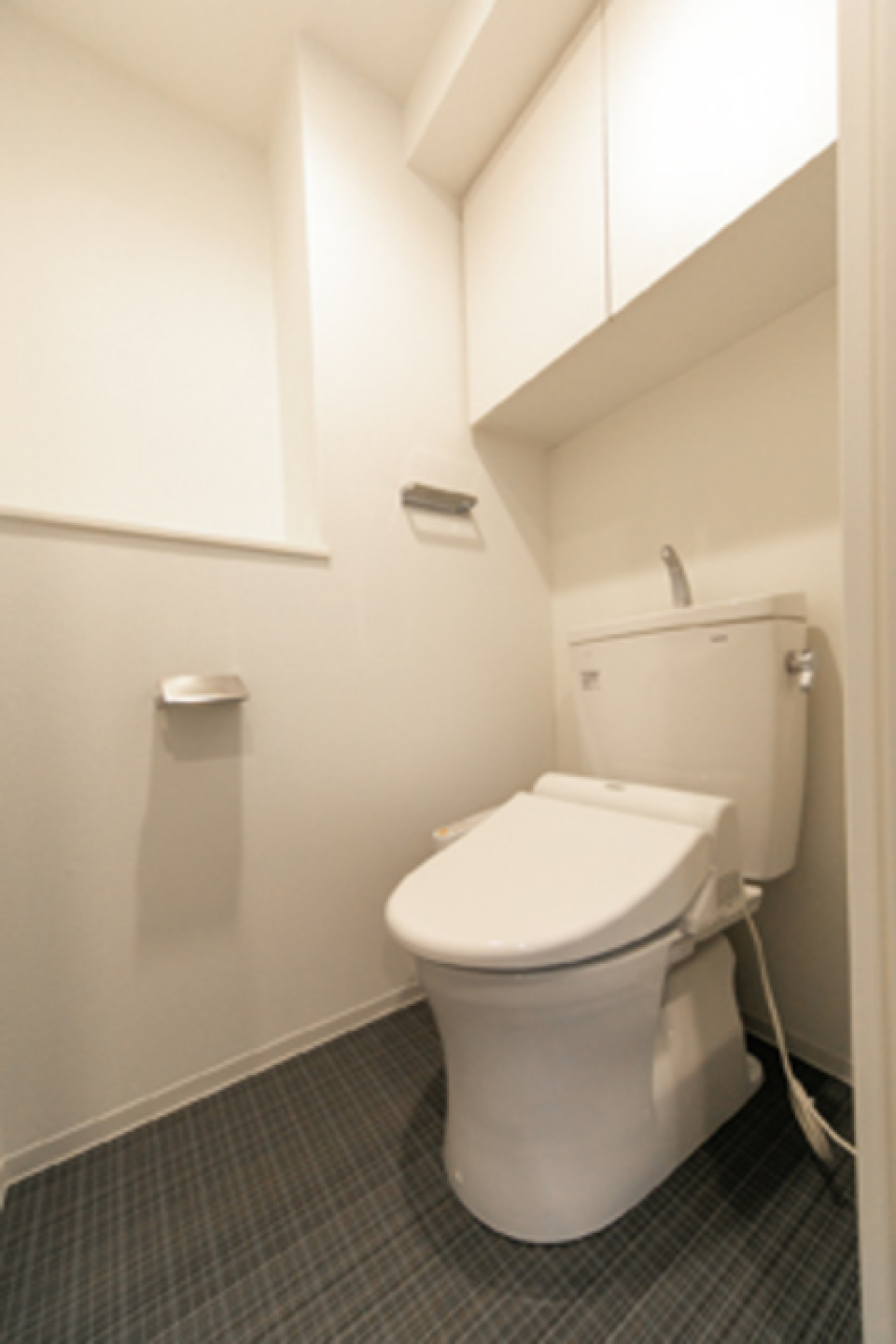 棚があるので掃除用具など整理整頓しやすそうですね。※写真は同タイプ住戸です。