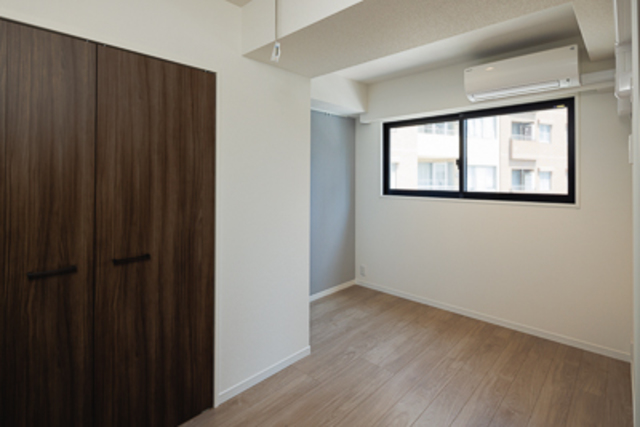 ライトブルーの壁がちらりと見えますね。こちらは５．４帖のベッドルームの様子です。※写真は同タイプ住戸です。