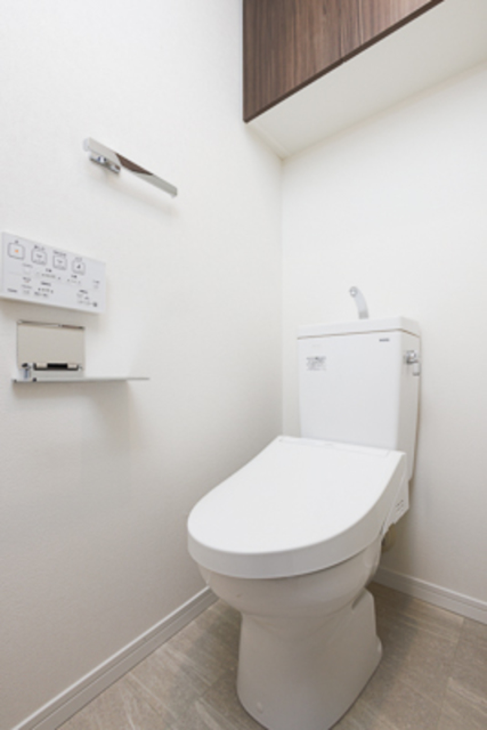 棚があるので掃除用具など整理整頓しやすそうですね。※写真は同タイプ住戸です。