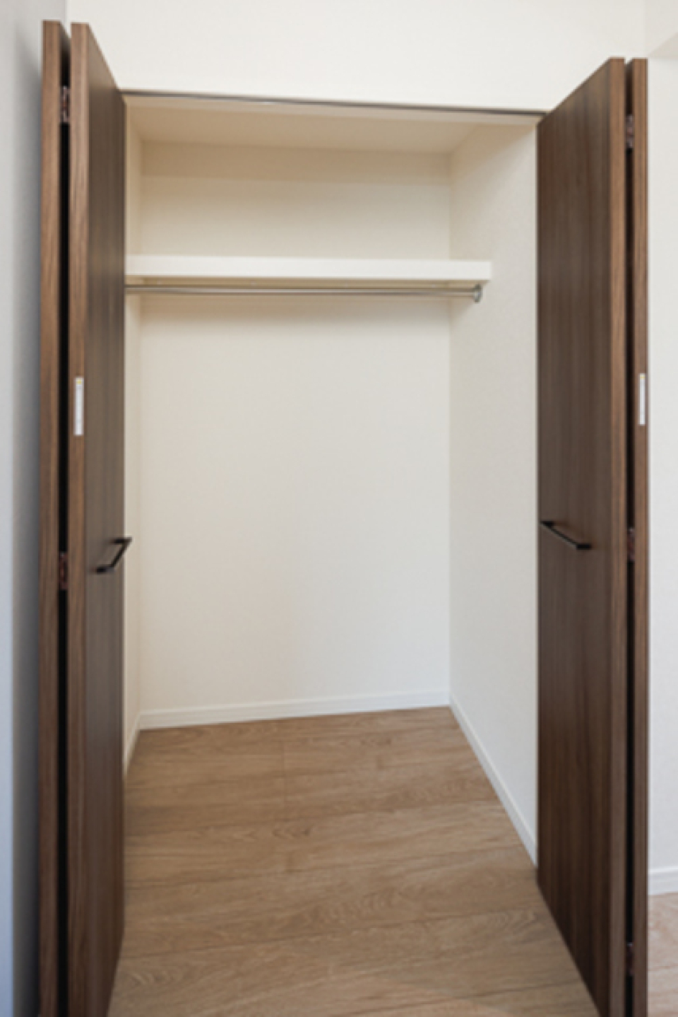 収納を開けた時の様子。※写真は同タイプ住戸です。