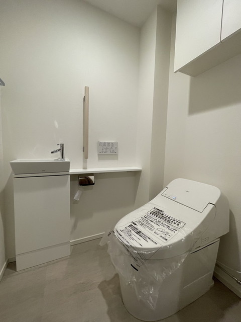 棚があるので掃除用具など整理整頓しやすそうですね。※写真は同タイプ住戸です。