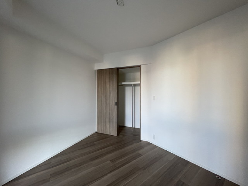 ６．２帖の主寝室です。※写真は同タイプ住戸です。