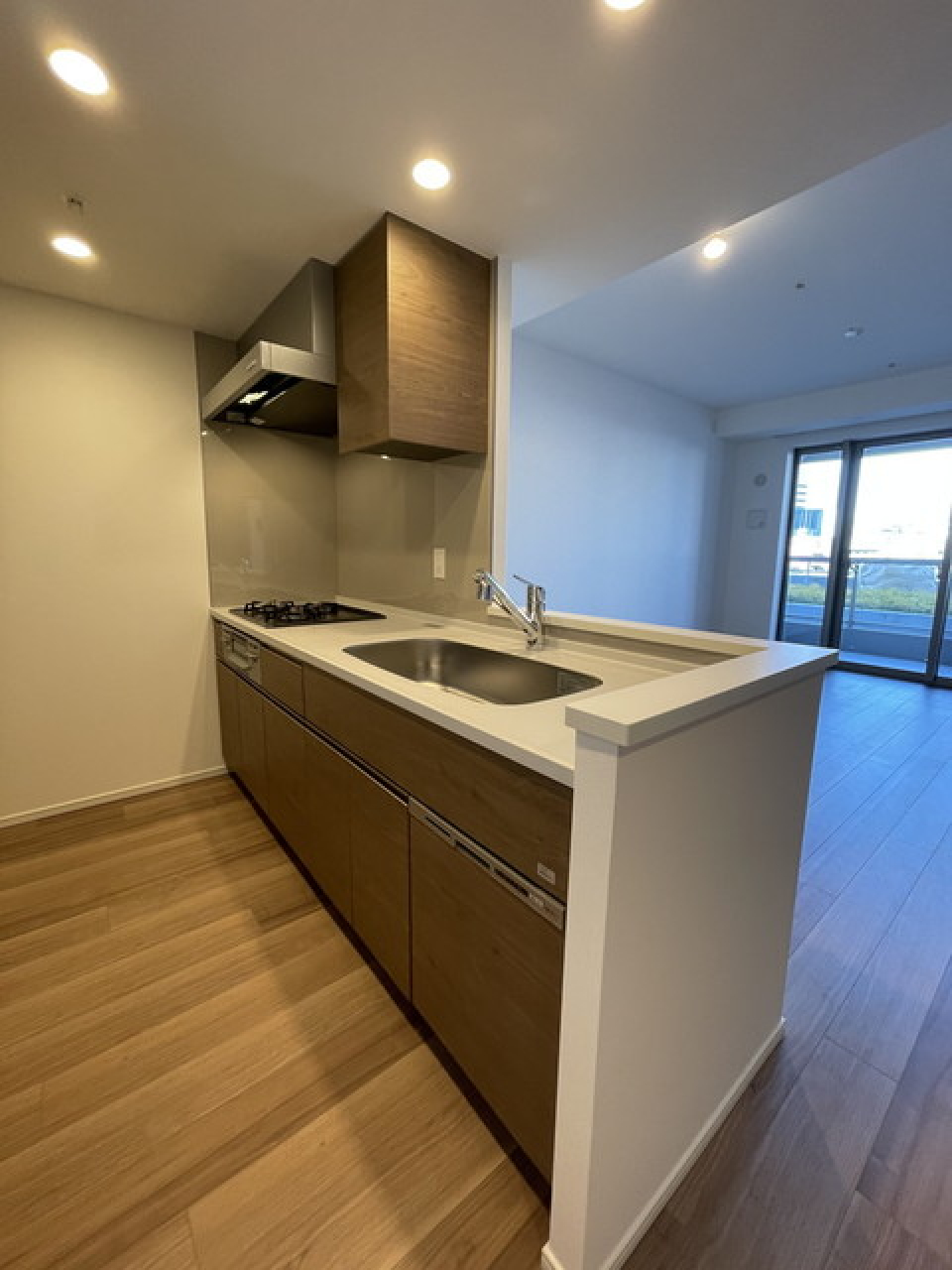 キッチンは３口コンロが導入された対面式キッチンです、※写真は同タイプ住戸です。