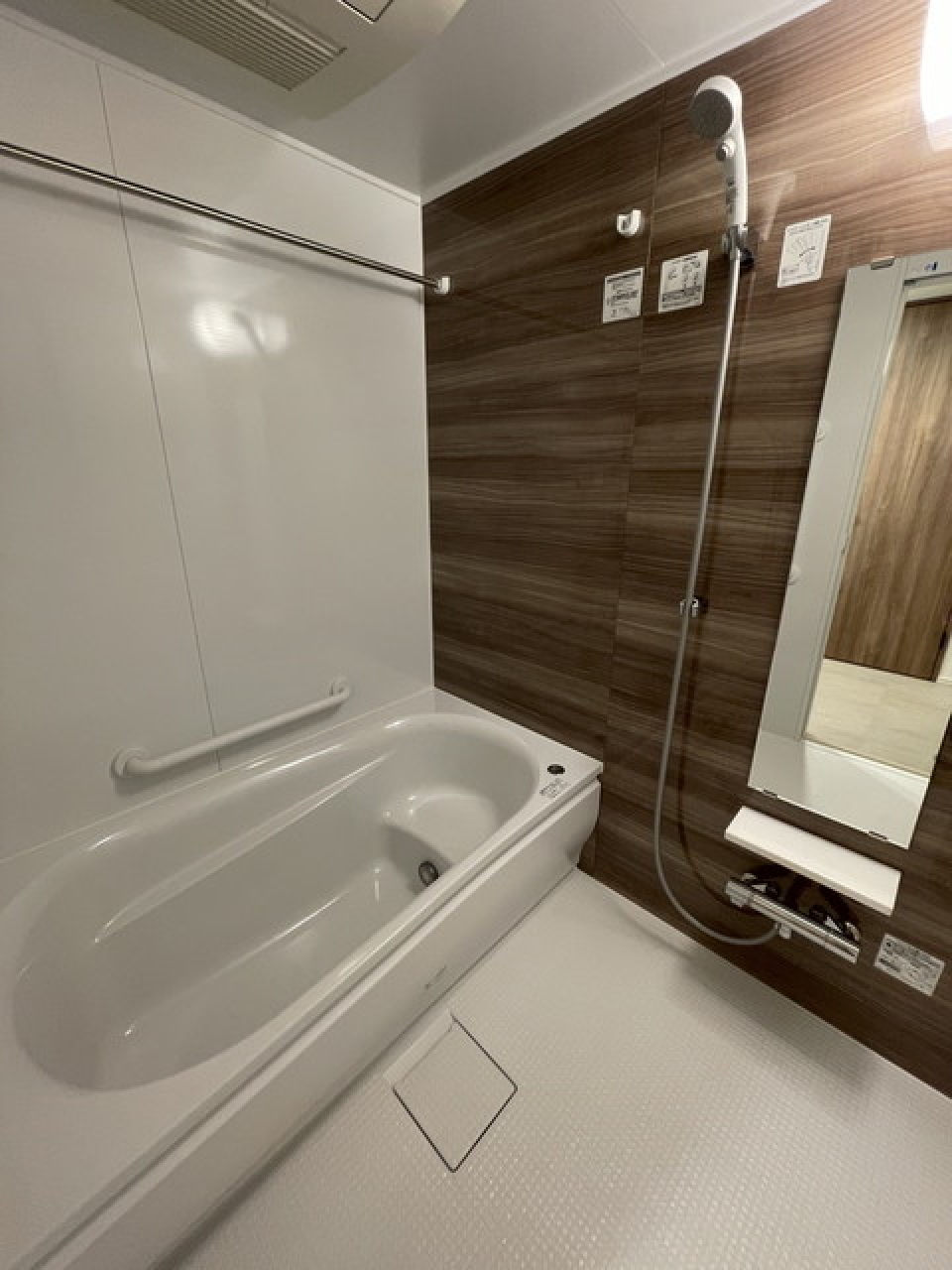 ダークトーンのパネルの浴室。
※写真は同タイプ住戸です。