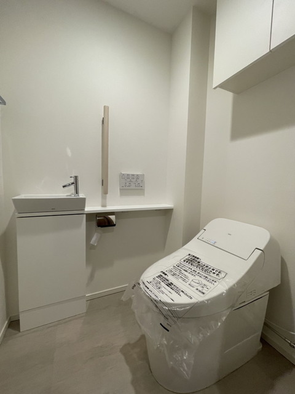 棚があるので掃除用具など整理整頓しやすそうですね。※写真は同タイプ住戸です。