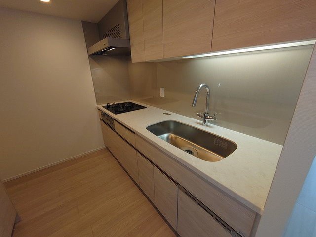 照明がオシャレなキッチンです。※写真は同タイプ住戸です。