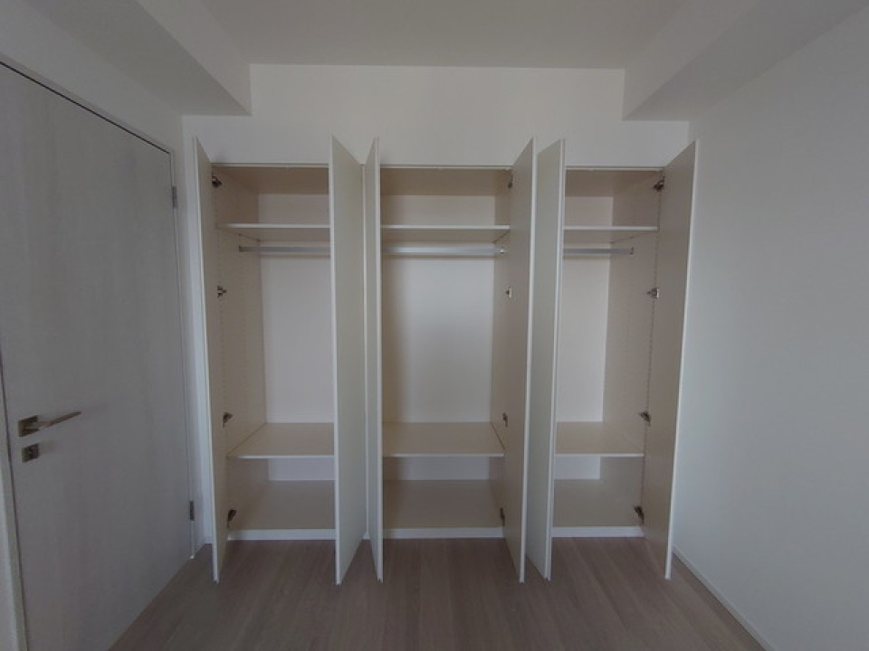 収納を開けた時の様子。※写真は同タイプ住戸です。