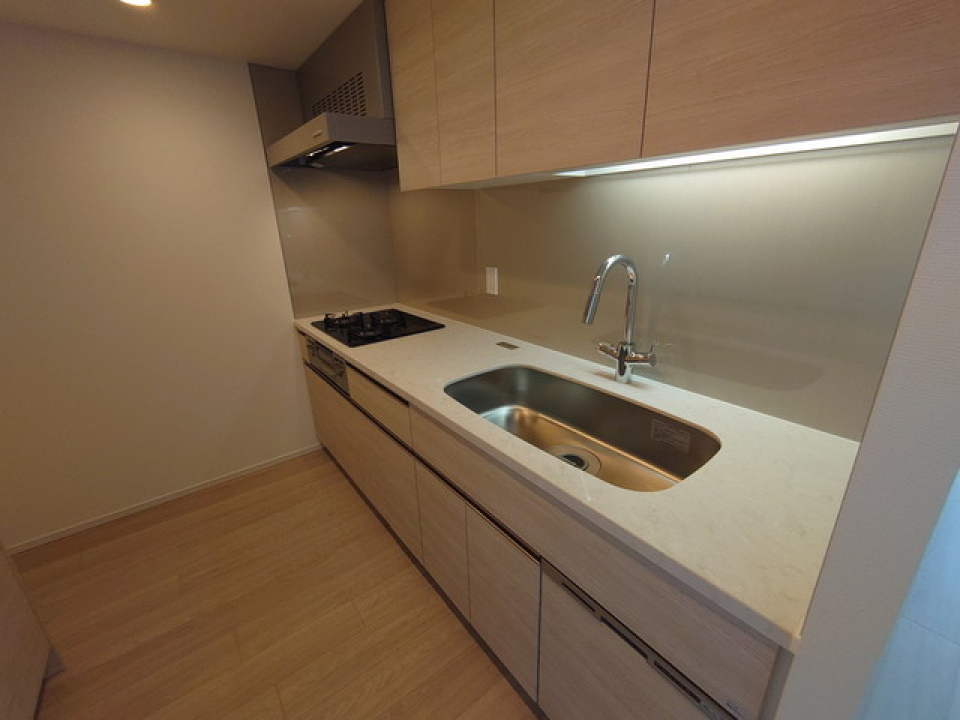 照明がオシャレなキッチンです。※写真は同タイプ住戸です。