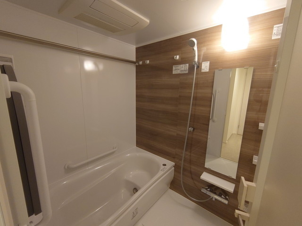 ゆとりのある浴室です。※写真は同タイプ住戸です。