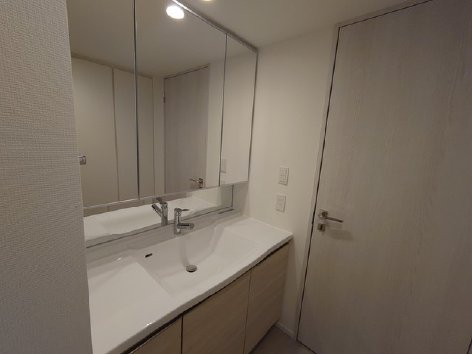 嬉しい三面鏡の独立洗面台。※写真は同タイプ住戸です。