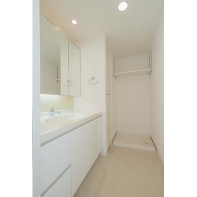 奥に洗濯機置き場あります※写真は同タイプ住戸です。