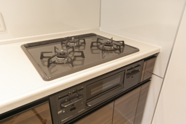 3口コンロタイプで料理も楽々♪※写真は同タイプ住戸です。