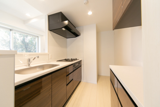 キッチンは対面式で収納もたくさんあります※写真は同タイプ住戸です。