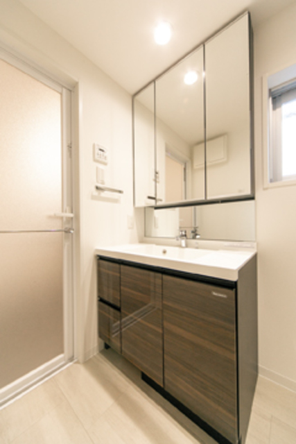 洗面台は三面鏡タイプ※写真は同タイプ住戸です。