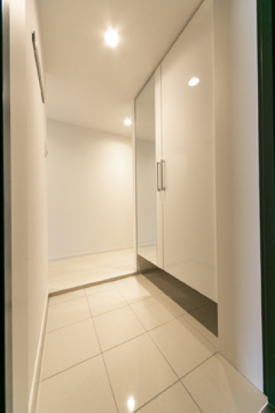 玄関はシンプルで清潔感がある※写真は同タイプ住戸です。