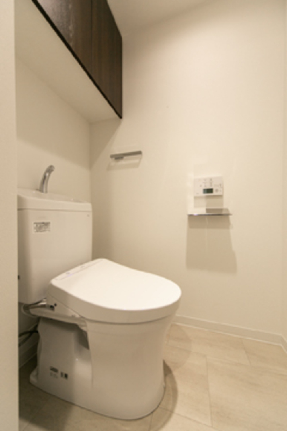 トイレは収納付き※写真は同タイプ住戸です。