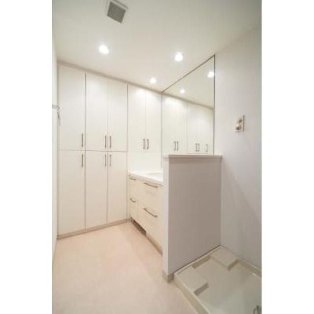 洗面所の様子。収納が沢山あるのがうれしいですね。※写真は同タイプ住戸です。