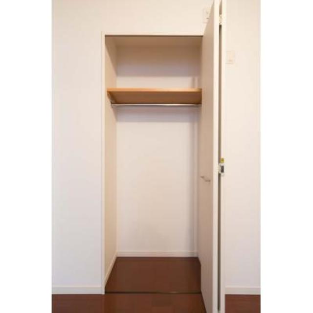 クローゼットを開けた時の様子。※写真は同タイプ住戸です。