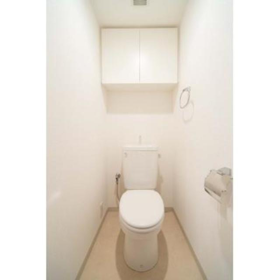 棚があるので掃除用具など整理整頓しやすそうですね。※写真は同タイプ住戸です。