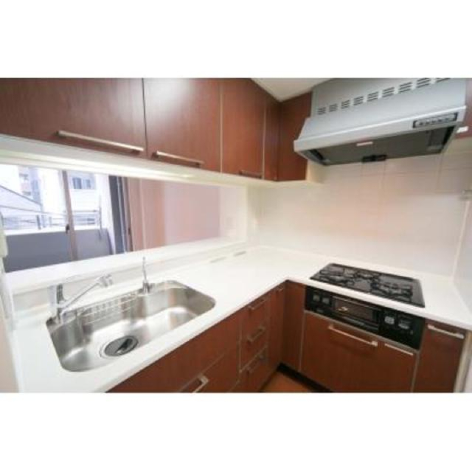 L字型のシステムキッチンです。※写真は同タイプ住戸です。