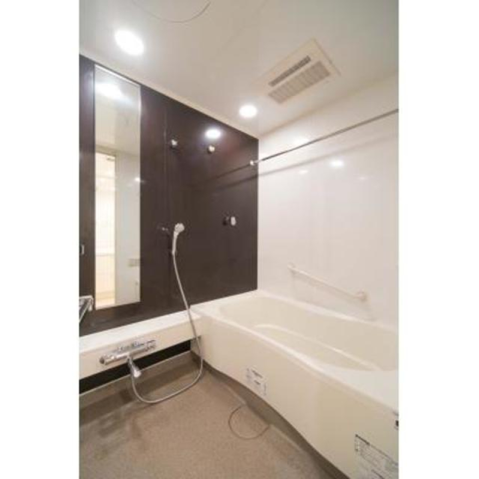 浴室はダークトーンのパネルがあり、落ち着いた空間になっています。※写真は同タイプ住戸です。