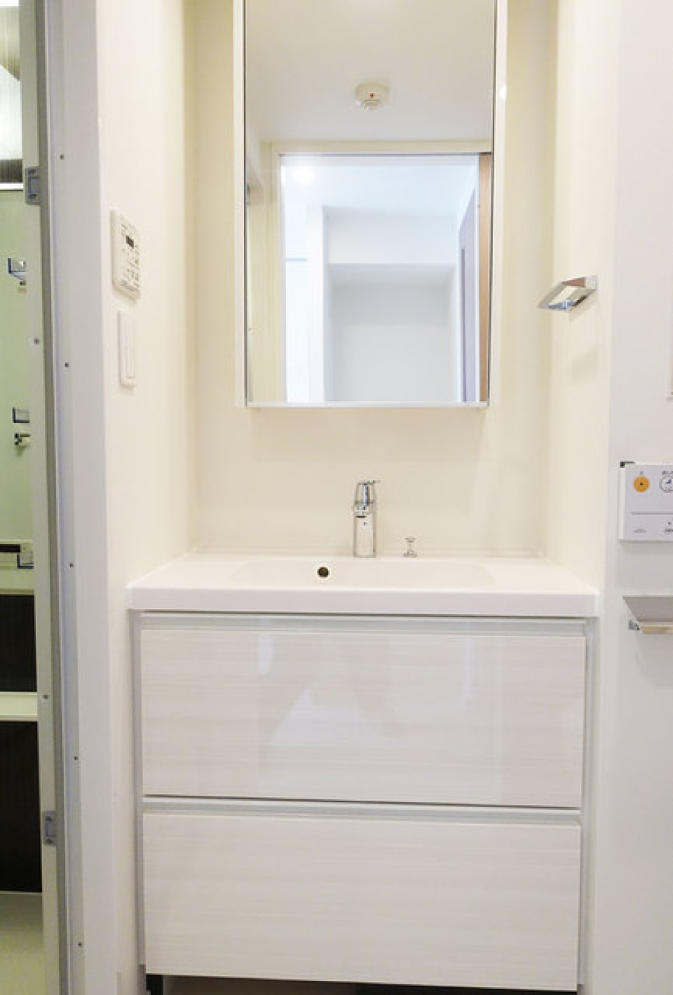 白でまとめられた洗面台※写真は同タイプ住戸です。