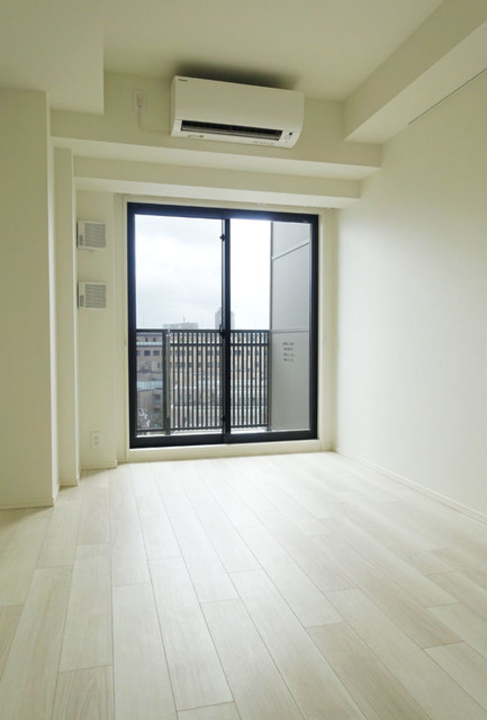 白を基調とした色味のお部屋※写真は同タイプ住戸です。