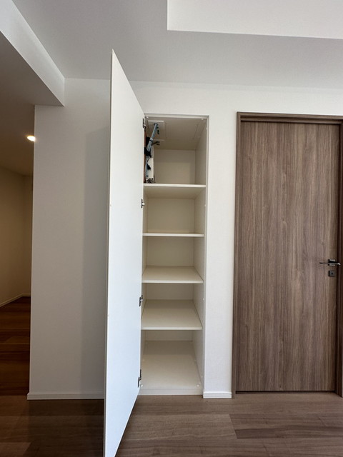 LDKの物入れを開けた時の様子。※写真は同タイプ住戸です。