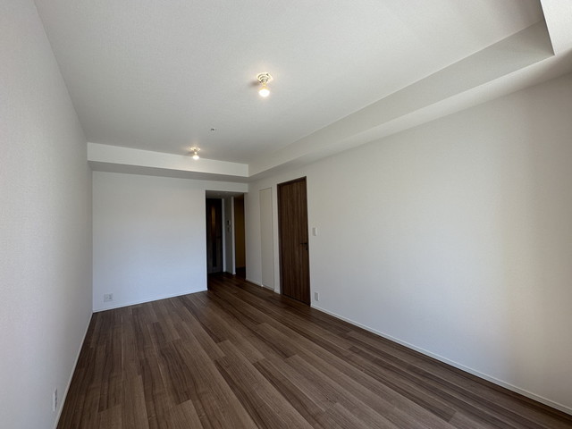 扉を開けると５．３帖の洋室に入ることができます。※写真は同タイプ住戸です。