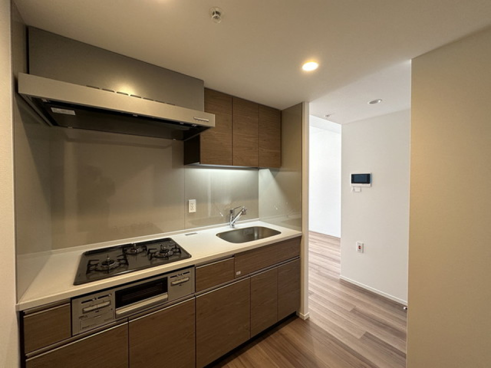 キッチンには３口コンロとグリルが導入されています。※写真は同タイプ住戸です。