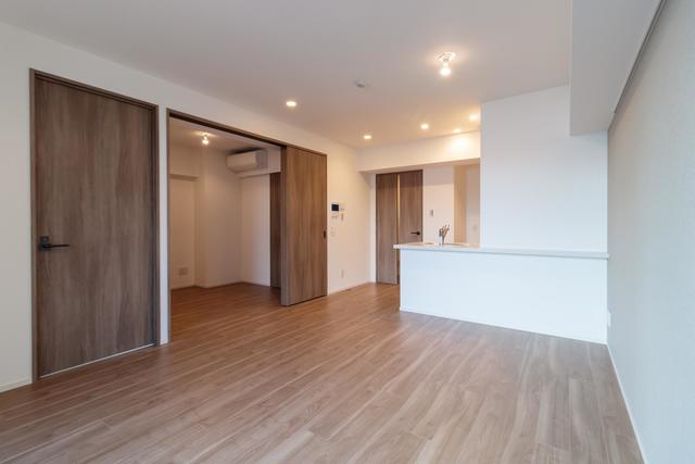 LDKはウッド調で温もりを感じる※写真は同タイプ住戸です。