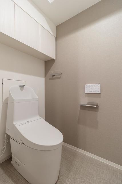 トイレは収納付き※写真は同タイプ住戸です。