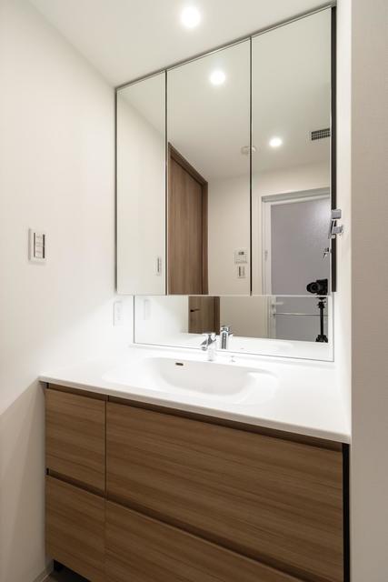 洗面台は三面鏡※写真は同タイプ住戸です。