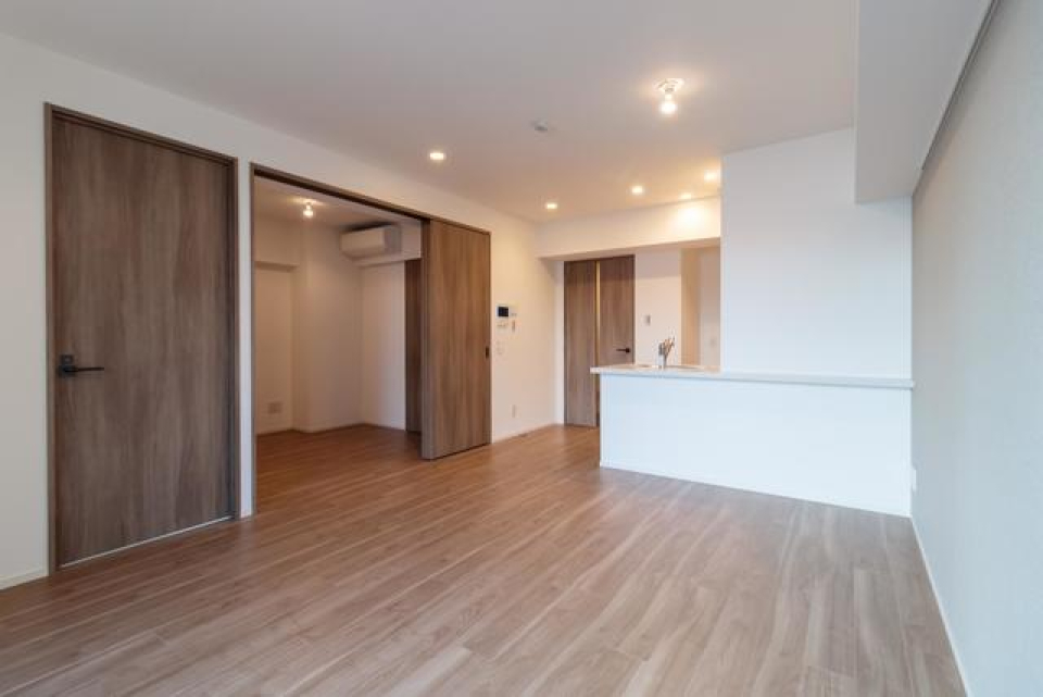 LDKはウッド調で温もりを感じる※写真は同タイプ住戸です。