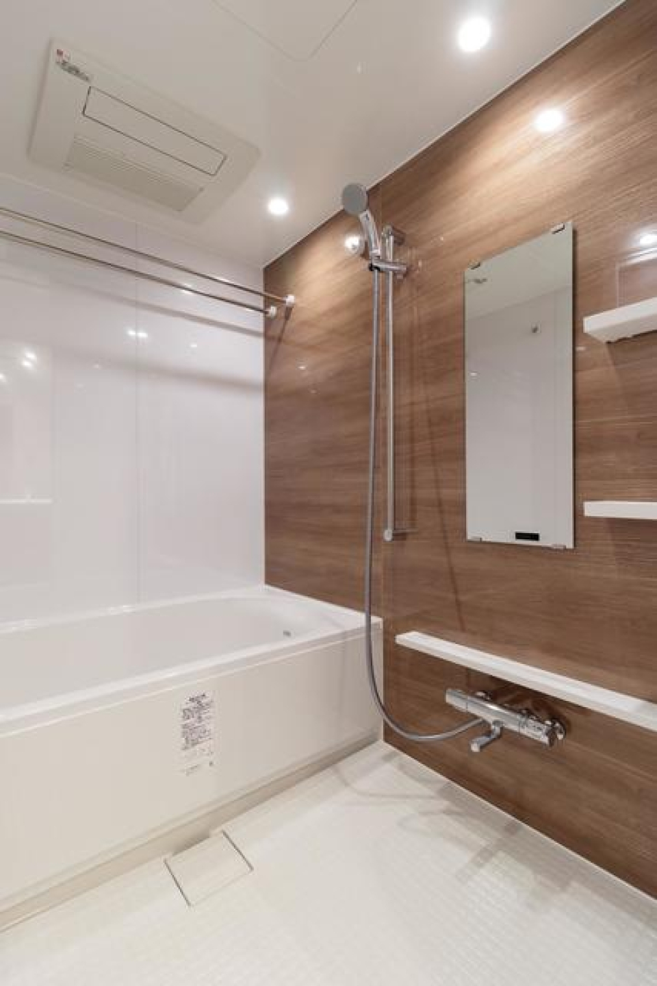 お風呂もウッド調※写真は同タイプ住戸です。